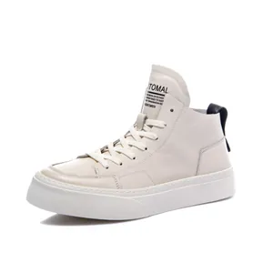 Sneaker alta da uomo in pelle bianco crema con suola bianca spessa di tendenza