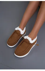 Gemütliche braune Cord-Winter-Loafer mit dickem weißem Plüschfutter und robuster Sohle.