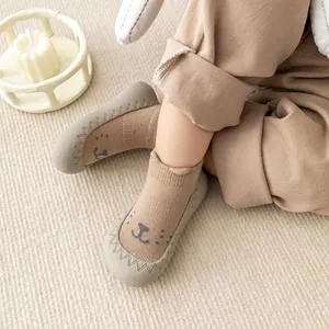 Gedetailleerd overzicht van baby antislip sokken schoenen van zacht gekamd katoen