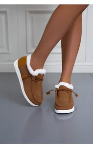 Detailansicht der braunen Cord-Schneestiefel mit warmem weißem Fleecefutter