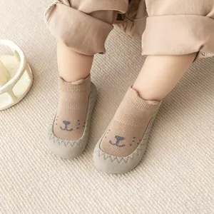 Gedetailleerde weergave van antislip babysok-schoentjes met schattig berengezicht
