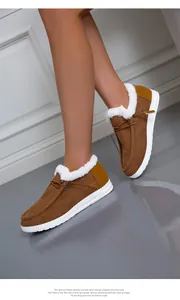 Modische braune Damen-Schneestiefel mit warmem Plüschfutter und dicker weißer Sohle am Modell