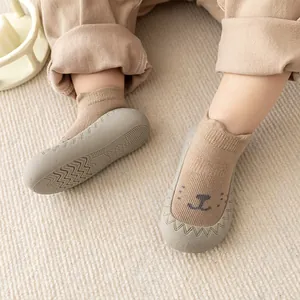 Detailweergave van ademende babyvloersokken met een schattig cartoon berengezicht