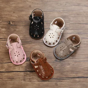 Détails montrant plusieurs couleurs de sandales bébé à semelle souple et fleurs