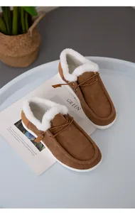 Nahaufnahme der warmen braunen Damen-Schneestiefel aus Cord mit weißem Plüschfutter