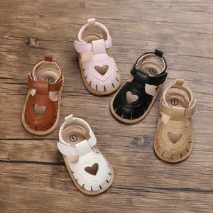 Détail de sandales pour bébés filles avec découpes en cœur en cinq couleurs.