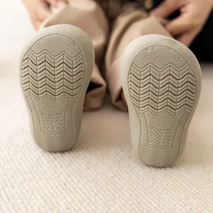 Detailopname van de antislip rubberen zool voor babysokken met een golvend grippatroon