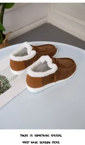 Detailansicht brauner Cord-Winterschuhe mit weichem und warmem Kunstfellfutter
