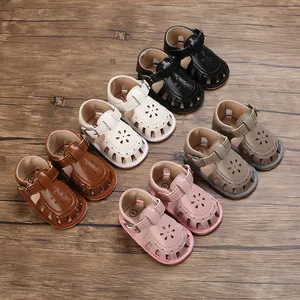 Sandales bébé en plusieurs couleurs avec semelles souples et fleurs ajourées.