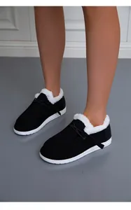 Warme schwarze Cord-Schneestiefel mit weißem Kunstpelzfutter und dicker weißer Sohle