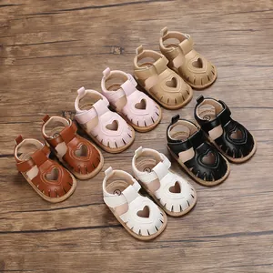 Plusieurs couleurs de sandales respirantes pour bébé avec d'adorables cœurs découpés