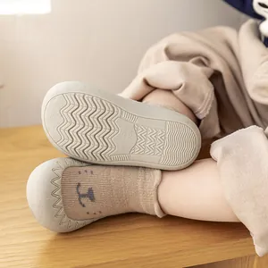 Detailweergave van antislip babysok-schoenen met flexibele rubberen zool en gebreide textuur