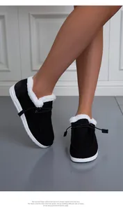 Detailansicht der schwarzen Wintersneaker mit weißem Kunstfellbesatz und dicker Sohle.