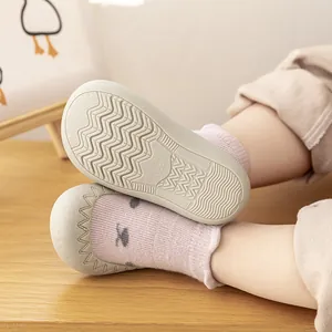 Detailweergave van antislip babysokken met rubberen zool voor de eerste stapjes thuis