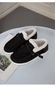 Detailansicht schwarzer Winter-Schneestiefel mit dickem weißem Kunstfellfutter und Schnürung