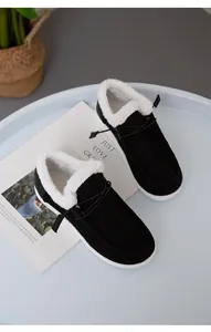 Detailansicht schwarzer Damen-Schneestiefel mit Kunstpelzfutter und dicker weißer Sohle