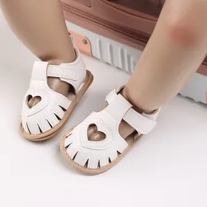 Sandales blanches pour bébé avec découpe en cœur et design creux pour tout-petits