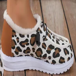 Detailansicht der Schneestiefel mit Leopardenmuster, dicker Sohle und Fellfutter