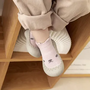 Detailopname van roze baby anti-slip sokken met cartoon beer gezicht en rubberen zool