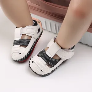 Vue détaillée de sandales d'été antidérapantes pour bébé de couleur blanc et noir