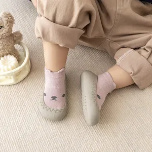 Roze babyslofjes met antislip grijze rubberen zolen en schattig cartoon berenpatroon