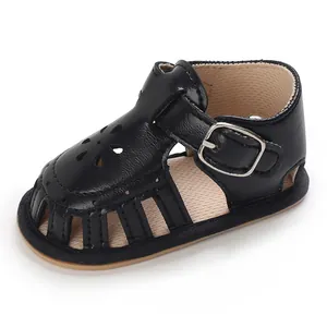 Detaillierte Nahaufnahme von schwarzen Baby-Lauflernsandalen aus Leder mit Blumen-Ausschnitten