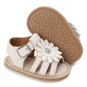 Detaillierte Makroansicht weißer Baby-Prinzessin-Sandalen mit Blume und rutschfester Gummisohle