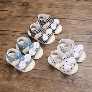 Drei Paar süße Baby-Sandalen mit Schleife, kariert und gepunktet, für Kleinkinder
