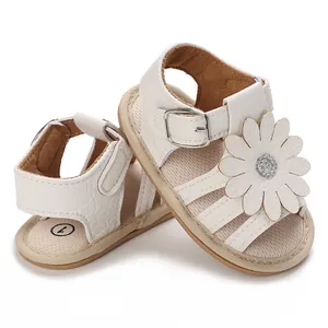 Detailansicht weißer Baby Mädchen Sandalen mit großer Blume und weicher Gummisohle