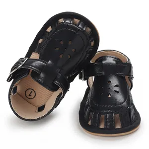 Detailaufnahme schwarzer Lauflern-Sandalen mit weicher Sohle und Blumen-Design.