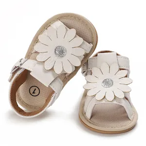 Detailansicht weißer Baby-Sandalen für Mädchen mit glitzernder Blume und rutschfester Gummisohle