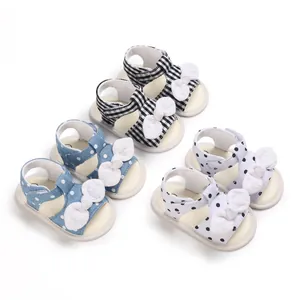 Mehrere Paar atmungsaktive Lauflern-Sandalen für Babys in verschiedenen Farben und Mustern.