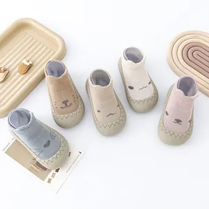 Diverse kleurrijke antislip babysokschoenen met schattige cartoon dierengezichten voor peuters