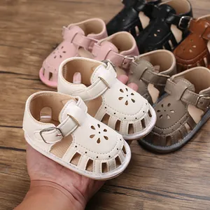 Nahaufnahme von Lauflernsandals für Babys mit Blumenmustern in verschiedenen weichen Farben
