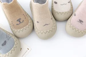 Detailopname van schattige cartoon baby sok schoenen met antislip zolen in pastelkleuren