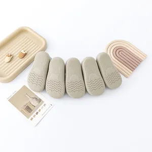 Detailweergave van antislipzolen op zachte gekamde katoenen babysokken voor de vloer.