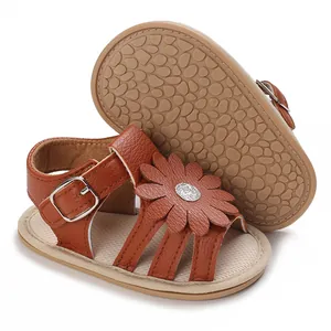 Detailansicht braune Babysandalen für Mädchen mit Blume und rutschfester Gummisohle