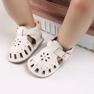 Weiße Baby-Sandalen mit weicher Sohle, Blumenmuster-Lochung und Schnallenverschluss.