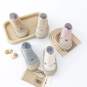 Gedetailleerd overzicht van antislip cartoon babysokschoenen in vele kleuren
