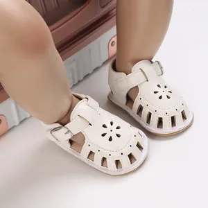 Detailansicht weißer Baby-Sandalen für Mädchen mit Blumenmustern und weicher Sohle