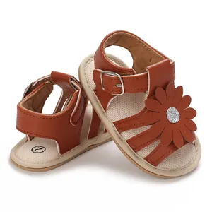 Detailansicht der braunen Baby-Sandalen mit großer Blume und rutschfester Sohle