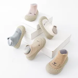Diverse kleuren cartoon babyschoentjes met antislip rubberen zolen op witte blokken