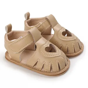 Vue détaillée de sandales de marche beiges pour bébé avec découpe en forme de cœur