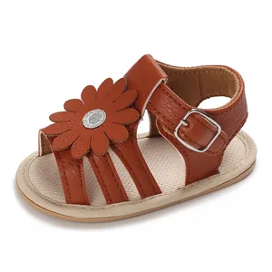 Detailansicht von Lauflernschuh für Mädchen mit dekorativem Gänseblümchen und Schnalle