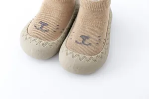 Detailopname van babysok-schoenen met antislip rubberen zool en berengezichtje