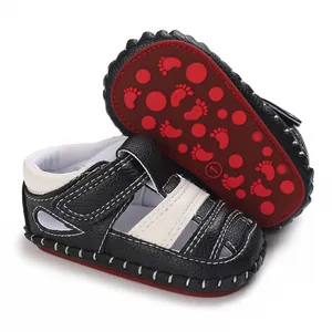 Détail de sandales de marche pour bébé avec semelle rouge antidérapante à motif