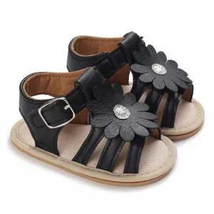 Detailansicht der schwarzen Baby Mädchen Prinzessin Sandalen mit großer Blütenapplikation