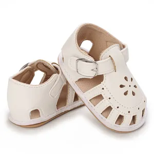 Detailansicht weißer Babysandalen für Mädchen mit weicher Sohle und Blumen-Lochmuster.