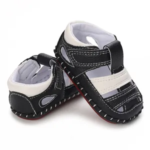 Vue détaillée de sandales de marche pour bébé avec lanières en similicuir noir et blanc