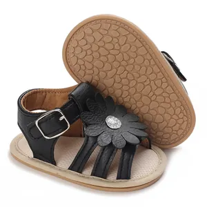 Detailansicht der schwarzen Baby-Prinzessin-Sandalen mit Blumen und rutschfester Sohle
